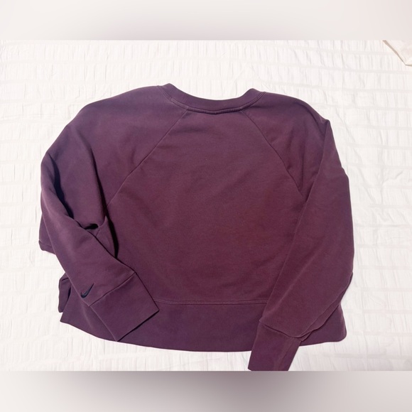 Nike Embossed Versa Crew Pullover Sweatshirt Burgundy Maroon Wine Size Medium - Picture 2 of 5
